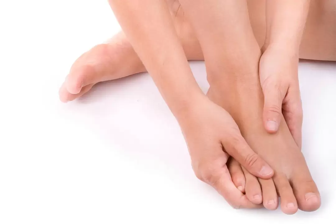 Rub Hondro Sol Valgus spray to treat bunions
